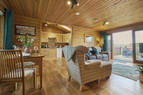 Fieldfare Lodge with Hot-tub